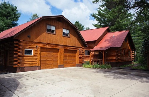 Grayling Cabin | Lodge on the Manistee:Cozy Up with River Views & Fall Colors—Your Autumn Retreat Awaits