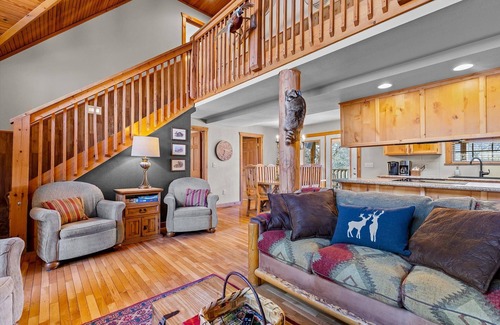 Branson West Cabin | Lodge overlooking Roark Creek and Golf Course. 3 miles from Silver Dollar City!