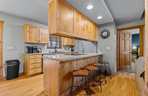 Branson West Cabin | Lodge overlooking Roark Creek and Golf Course. 3 miles from Silver Dollar City!