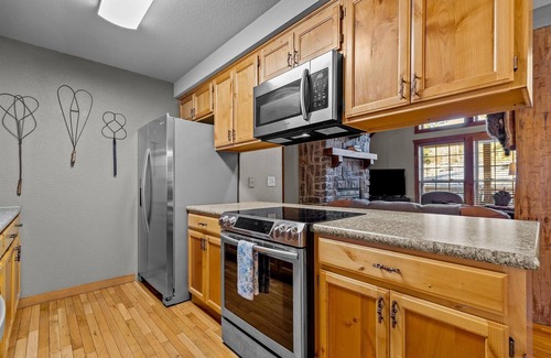 Branson West Cabin | Lodge overlooking Roark Creek and Golf Course. 3 miles from Silver Dollar City!