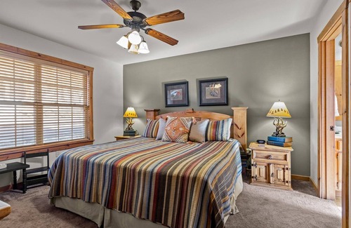 Branson West Cabin | Lodge overlooking Roark Creek and Golf Course. 3 miles from Silver Dollar City!
