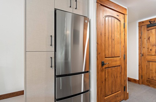 Tamarack Apartment | Lodge Queen Studio Condo - Captivating Studio with Balcony