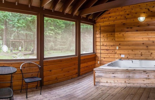 Ashland Hotel | Lodge Room 2 with Jacuzzi Tub at Green Springs Inn