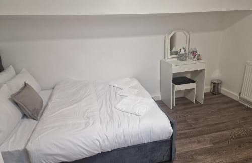 Liverpool City Centre House | Lodge - Sleeps 10 & Free Parking
