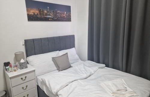 Liverpool City Centre House | Lodge - Sleeps 10 & Free Parking