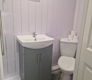 Liverpool City Centre House | Lodge - Sleeps 10 & Free Parking