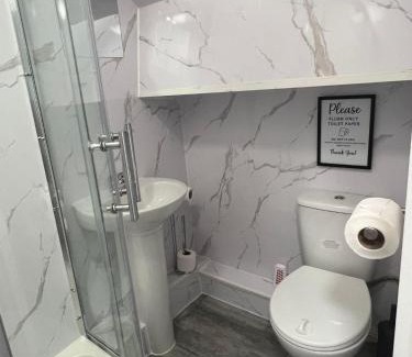 Liverpool City Centre House | Lodge - Sleeps 10 & Free Parking