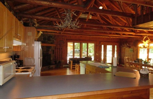Williamsburg Cabin | Lodge Sleeps 10 People - 4.5 miles to Traverse City Horse Shows