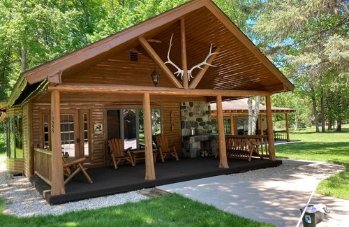 Williamsburg Cabin | Lodge Sleeps 10 People - 4.5 miles to Traverse City Horse Shows