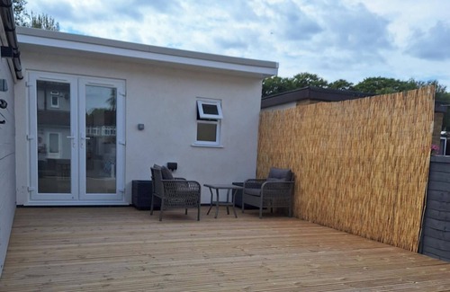 Sidcup Apartment | Lodge - Sleeps 2 - Pet friendly - Parking - Patio