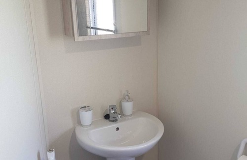 Clacton-on-Sea Cabin | Lodge, Sleeps 8- Parking, Wifi, Campsite Amenities