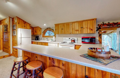 Fryeburg Cabin | Lodge-style cabin with fireplace, screened porch, washer/dryer, cable, & WiFi