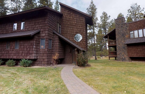 Sunriver Condo | Lodge-Style Condo with A/C, Fireplace & Golf Views