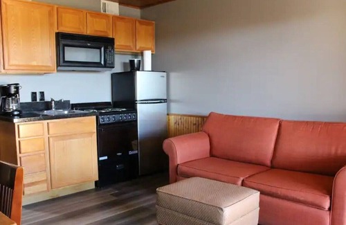 Canyon Lake Cabin | Lodge Suite Downstairs W/ Deck - 103