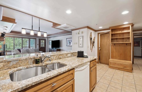 Vail Condo | Lodge Tower 194 2BR at the base of Vail Mountain