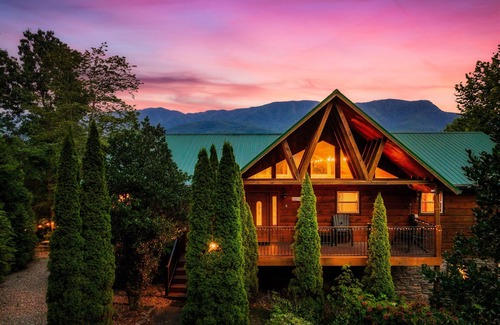 Pittman Center Cabin | Lodge | Views | SeptDeals | GmRm| HotTub | FirePit