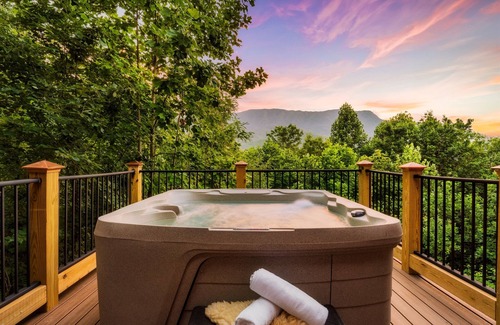 Pittman Center Cabin | Lodge | Views | SeptDeals | GmRm| HotTub | FirePit