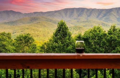Pittman Center Cabin | Lodge | Views | SeptDeals | GmRm| HotTub | FirePit