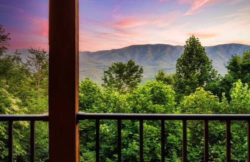 Pittman Center Cabin | Lodge | Views | SeptDeals | GmRm| HotTub | FirePit