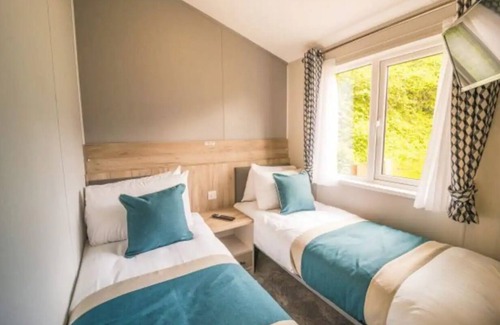 Woodhorn Cabin | Lodge with a Sea View and Private Parking, Full Bathroom and En Suite