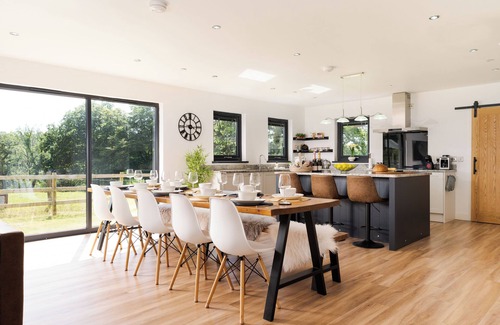 Llanelli House | Lodge with hot tub ! 10 mins to beach