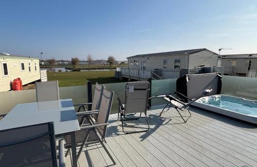 Ingoldmells Apartment | Lodge with hot tub - Waterside, Ingoldmells - pet friendly, WiFi, bed linen - Meadow Lakes Caravan & Lodge Hire