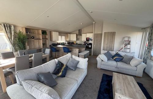 Ingoldmells Apartment | Lodge with hot tub - Waterside, Ingoldmells - pet friendly, WiFi, bed linen - Meadow Lakes Caravan & Lodge Hire