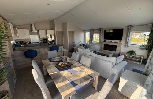 Ingoldmells Apartment | Lodge with hot tub - Waterside, Ingoldmells - pet friendly, WiFi, bed linen - Meadow Lakes Caravan & Lodge Hire