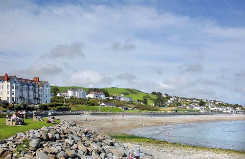 Criccieth Ski Chalet | Lodge with one double, one twin and one with bunks.