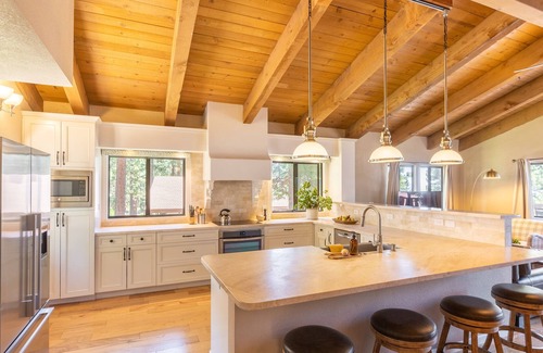 Incline Village Cabin | Lodgepole by AvantStay | Spacious Retreat, 5 mins from Lake Tahoe!