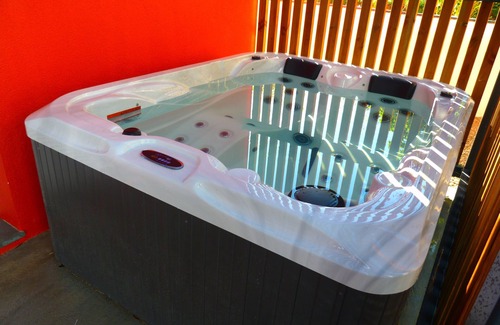 Valensole House | Lodges 1, Gîtes with private spa in the middle of olive trees and lavender