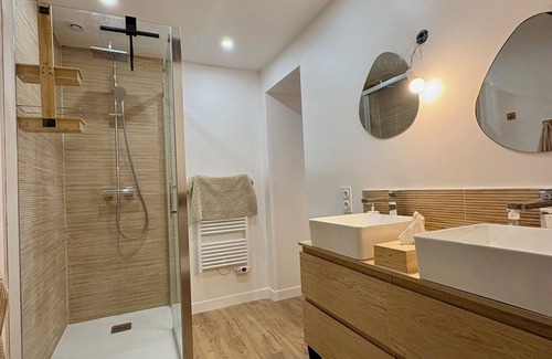 Saint-Antonin-de-Sommaire Hotel | Lodges de la Ferme de la Chaise