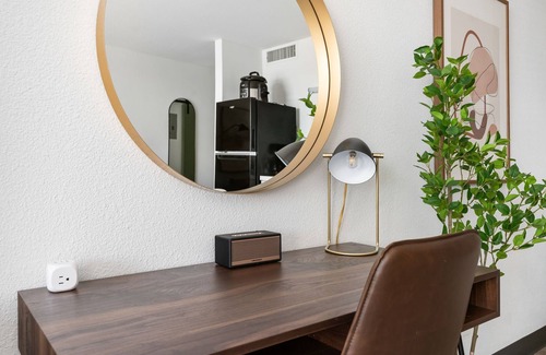 Greenway Plaza-Upper Kirby Apartment | Lodgeur | Studio w/pool & gym | Upper Kirby