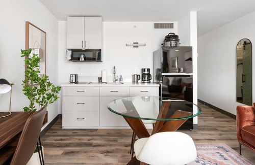 Greenway Plaza-Upper Kirby Apartment | Lodgeur | Studio w/pool & gym | Upper Kirby