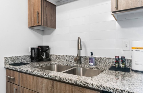 Midtown Apartment | Lodgeur | Vibrant & stylish studio loft | Midtown