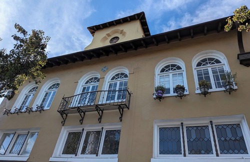 Burlingame Apartment | Loft apartment in charming downtown Silicon Valley. Restaurant Paradise.
