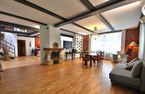 Ripamonti Corvetto House | Loft by KlabHouse w/3BDRM+3BTH+Jacuzzi and Parking near Fond. Prada
