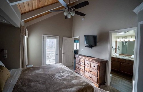Gatlinburg Resort | LOFT COTTAGES/AUTUMN . TREETOPS RESORT, GATLINBURG 3BDRM/3BATH FRIDAY CHECK IN
