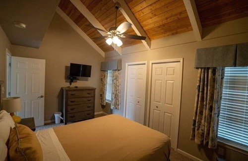 Gatlinburg Resort | LOFT COTTAGES/AUTUMN . TREETOPS RESORT, GATLINBURG 3BDRM/3BATH FRIDAY CHECK IN