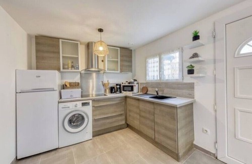 Sainte-Genevieve-des-Bois Apartment | Loft with Mezzanine Bedroom