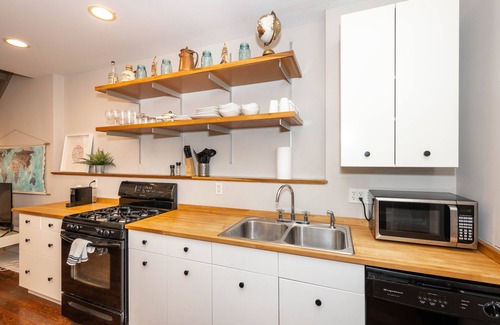 Pendleton Condo | Loft Life Pendleton 2 – Chic Downtown Condo for 4! Perfect for Professionals