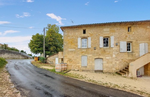 Puisseguin Apartment | Loft-like and cozy vacation apartment in a charming house made of white Bordeaux stone.