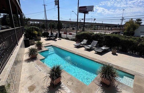 Government Hill Condo | Loft Near Pearl & Riverwalk
