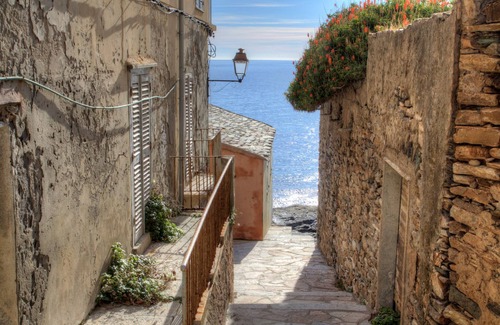 Erbalunga Apartment | Loft of 100 m2 in the village of Erbalunga, waterfront
