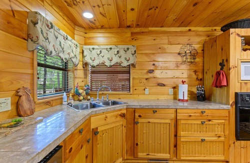 Broken Bow Cabin | Loft sleeps 6 w/pool table & outdoor bar! Down the road from Choctaw Landing!