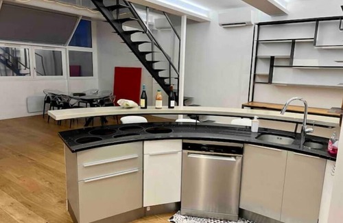 Combat Apartment | Loft Spacieux 4 Minutes du Métro Buttes Chaumont