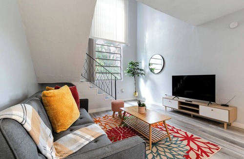 Virginia Gardens Apartment | Loft style 1b Apt | Fast Wi-Fi