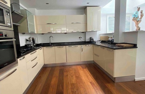 Hoxton House | Loft-style 3 bed apartment in Hoxton London!