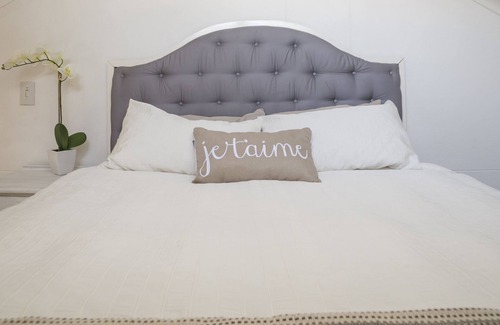 Rondebosch Apartment | Loft Style apartment with stunning garden close