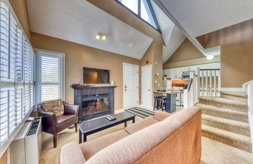 Craigleith House | Loft w/deck & shared seasonal pool/year-walk to lifts, dogs OK